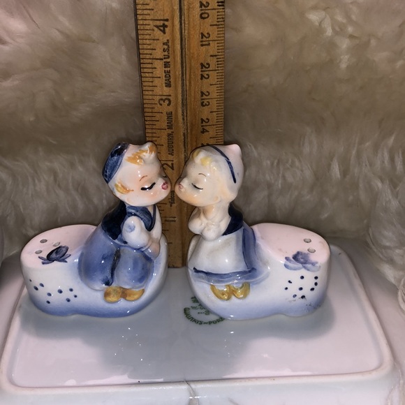 Kissing DUTCH COUPLE Vintage SALT & PEPPER - Picture 5 of 6